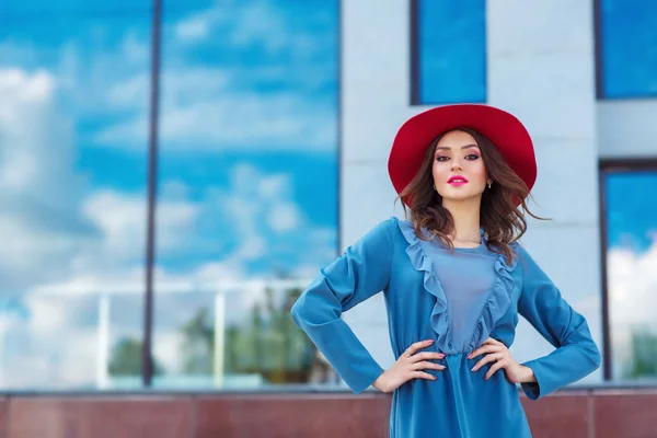 Retrato Aire Libre Mujer Bonita Vestido Azul Sombrero Rojo —  Fotos de Stock