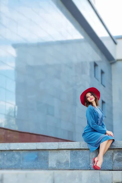Retrato Longitud Completa Hermosa Chica Morena Elegante Vestido Azul Sombrero —  Fotos de Stock