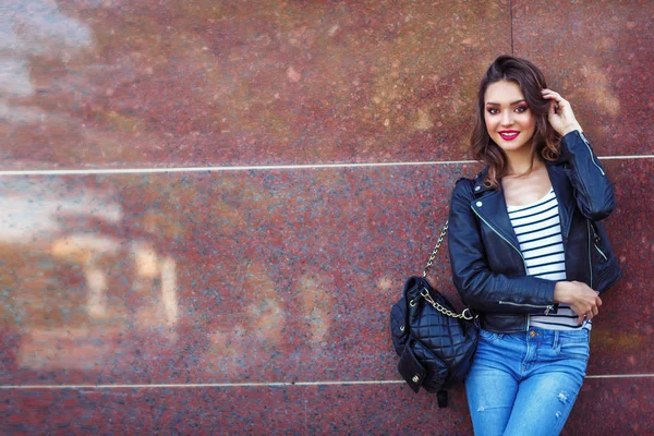 Retrato Livre Mulher Bonita Posando Roupas Elegantes Com Mochila Fundo — Fotografia de Stock