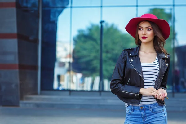 Venkovní Portrét Krásná Brunetka Stylové Kožené Sako Red Hat — Stock fotografie