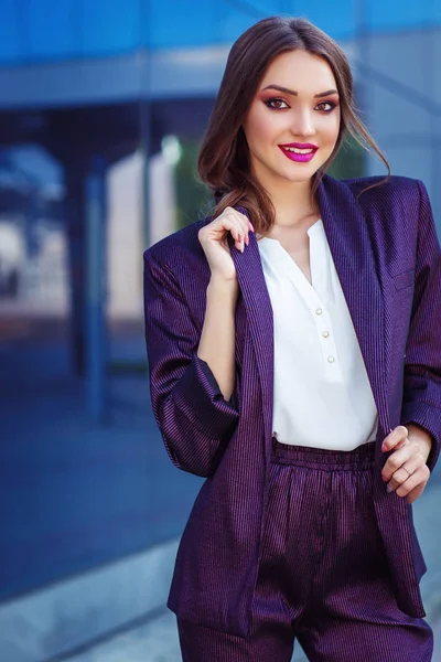 Portrait Extérieur Belle Femme Brune Dans Des Vêtements Affaires Élégants — Photo