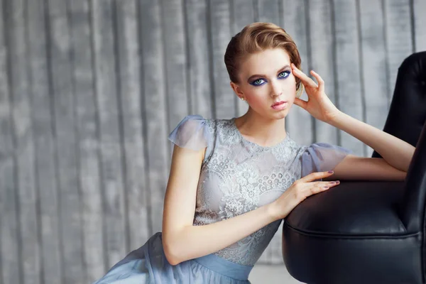 Bela Jovem Mulher Vestido Azul — Fotografia de Stock