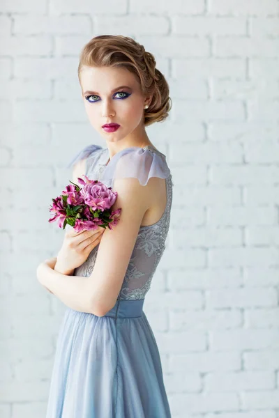 Hermosa Joven Vestido Azul Con Ramo Bodas —  Fotos de Stock