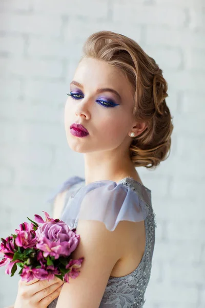 Schöne Junge Mädchen Einem Blauen Kleid Mit Einem Brautstrauß — Stockfoto