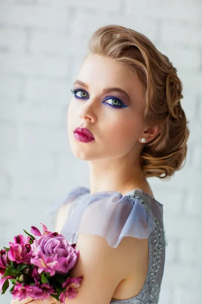 Bella Ragazza Abito Blu Con Bouquet Sposa — Foto Stock