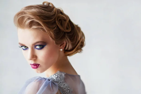 Hermosa Mujer Joven Con Maquillaje Noche Peinado —  Fotos de Stock