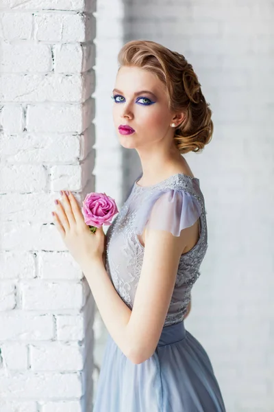 Hermosa Joven Vestido Azul Con Rosa —  Fotos de Stock
