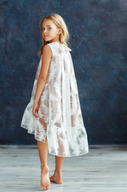 Beyaz elbiseli poz uzun saçlı güzel kız