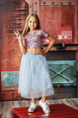 uzun saçlı küçük kız moda 