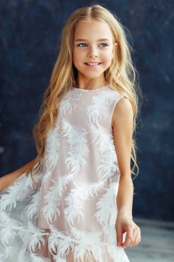 Beyaz elbiseli uzun saçlı sevimli kız