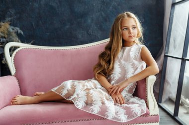 Kanepede poz uzun saçlı güzel kız