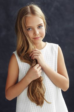 Beyaz elbiseli uzun saçlı sevimli kız