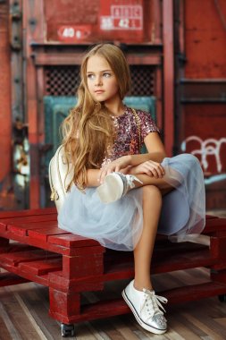 uzun saçlı küçük kız moda 