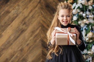 Bir Noel hediyesi ile küçük kız