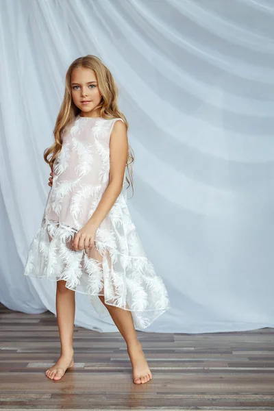 髪の長い白いドレスでポーズ美しい少女 — ストック写真