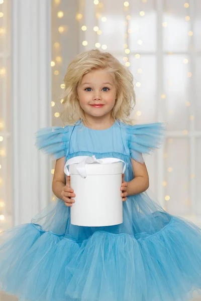 Kleine Blonde Meisje Blauwe Jurk Met Kerstcadeau — Stockfoto