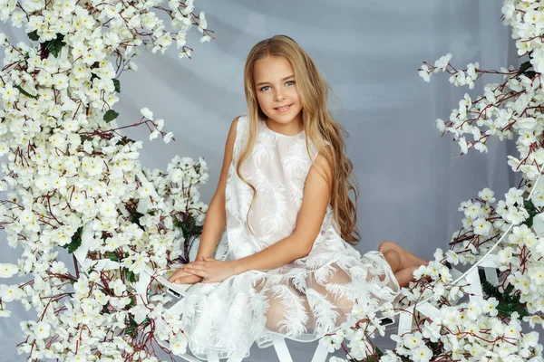 çiçek hızıyla oturan zarif küçük kız