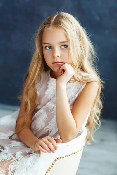 Beyaz elbiseli poz uzun saçlı güzel kız