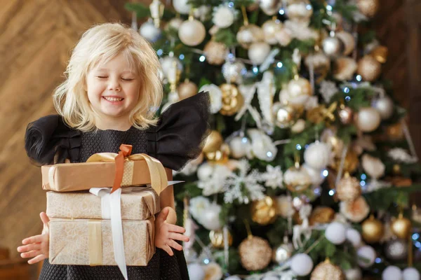 Menina Loira Com Presentes Natal — Fotografia de Stock