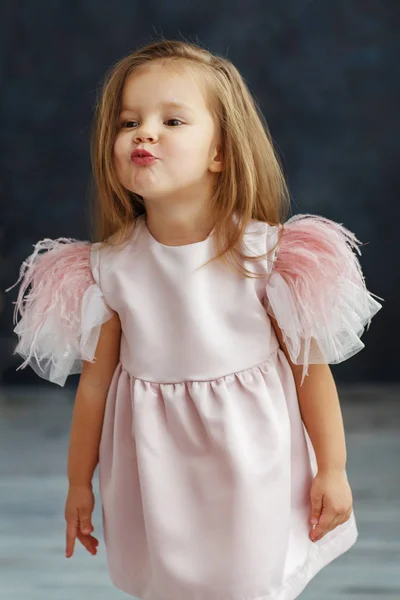 Criança Alegre Vestido Rosa Que Envia Beijo Aéreo — Fotografia de Stock