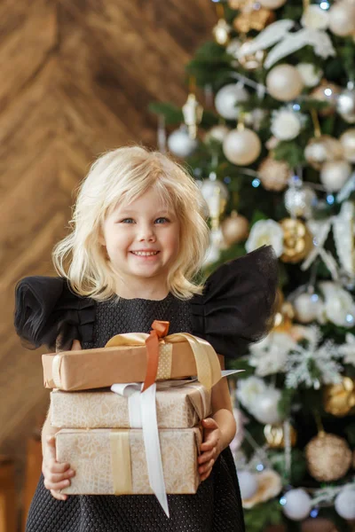 Niña Rubia Con Regalos Navidad — Foto de Stock