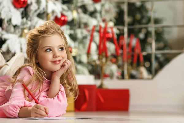 Niña Linda Escribe Carta Santa Cerca Del Árbol Navidad — Foto de Stock