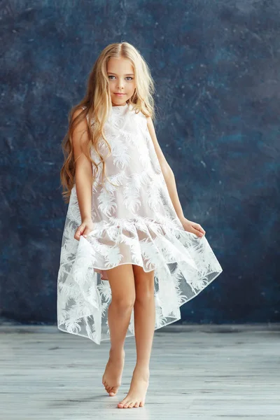 Beyaz elbiseli poz uzun saçlı güzel kız