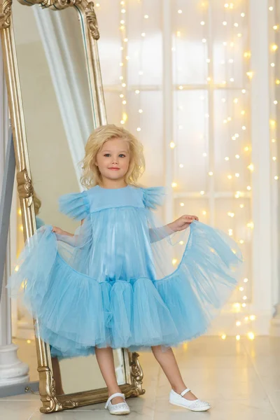 クリスマスの青いドレスの金髪少女 — ストック写真