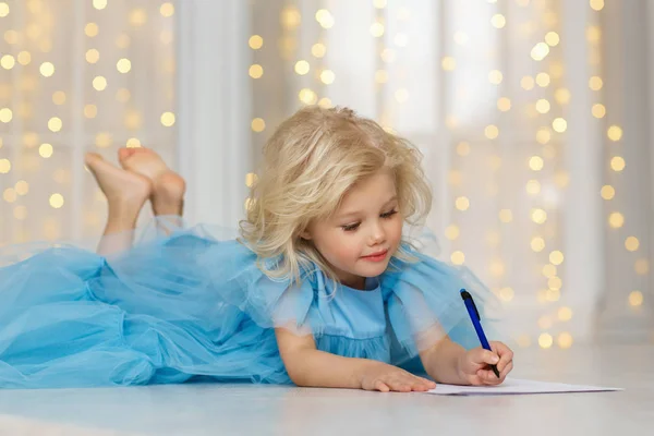 Kleine Blonde Meisje Blauwe Jurk Kerst Brief Schrijven — Stockfoto