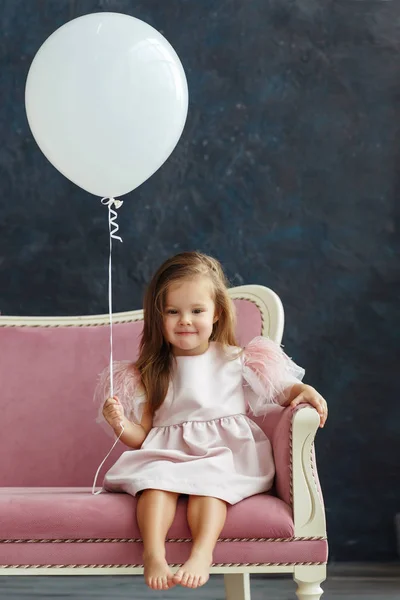 Liten Modell Rosa Klänning Med Ballong — Stockfoto