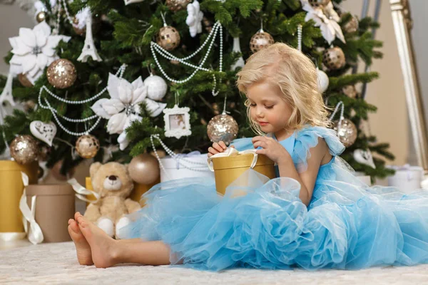 Kleines Blondes Mädchen Mit Geschenk Der Nähe Des Weihnachtsbaums — Stockfoto