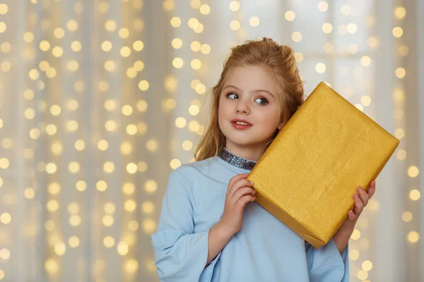 Pequena Menina Bonito Vestido Azul Com Presente Natal — Fotografia de Stock