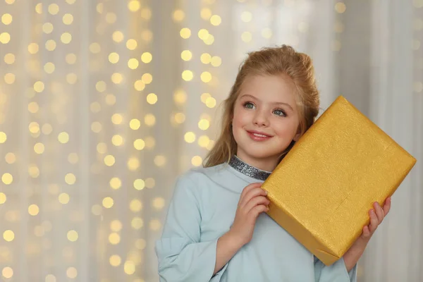 Niña Linda Vestido Azul Con Regalo Navidad —  Fotos de Stock