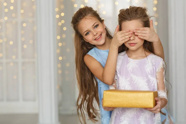 Two Little Girls Christmas Present — Stock Photo, Image