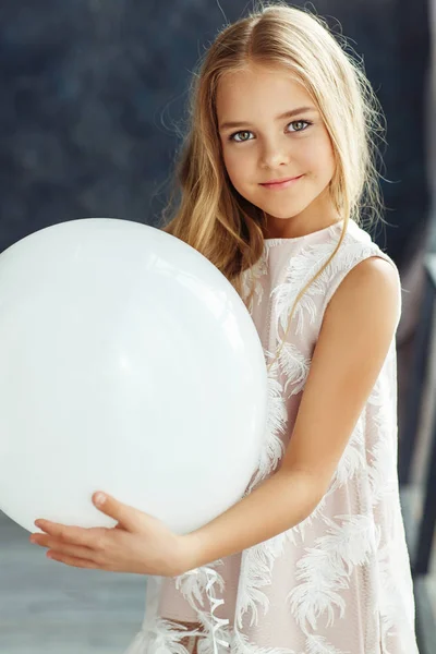 Linda Chica Con Pelo Largo Vestido Blanco Con Globo Grande —  Fotos de Stock