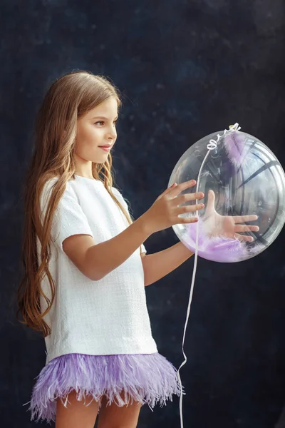 Balon Ile Beyaz Elbiseli Küçük Kız — Stok fotoğraf