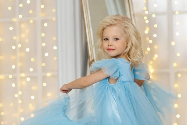 Kleine Blonde Meisje Blauwe Jurk Kerstmis — Stockfoto