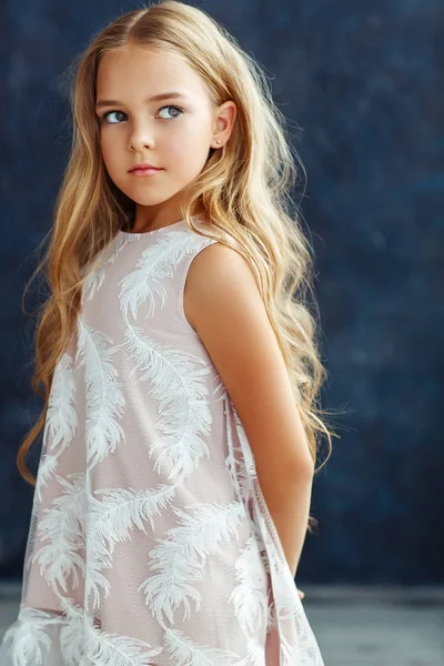 Красива Дівчина Довгим Волоссям Позує Білій Сукні — стокове фото