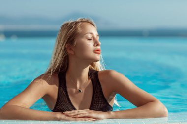 Genç kız havuz poz siyah Bikini Modeli