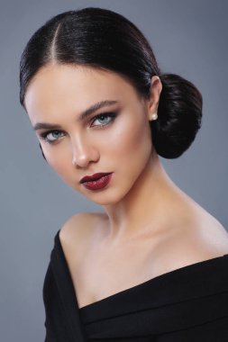 Moda makyaj, siyah elbise genç güzel kadın 