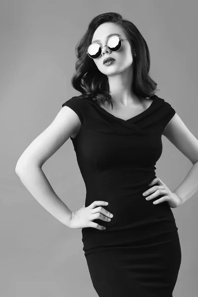 Joven Hermosa Mujer Vestido Negro Gafas Sol Foto Blanco Negro —  Fotos de Stock