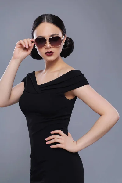 Junge Schöne Frau Schwarzen Kleid — Stockfoto