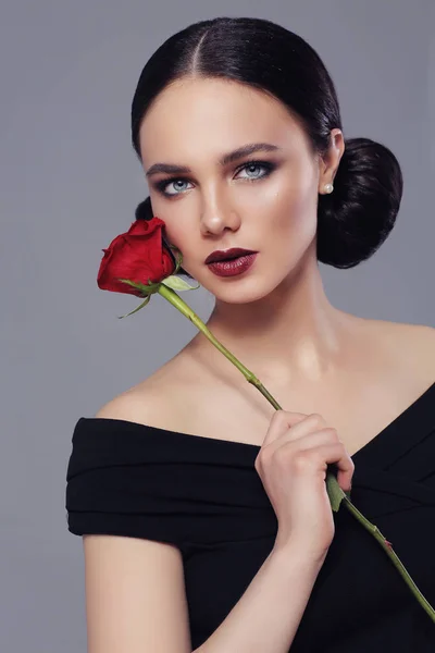 Joven Hermosa Mujer Vestido Negro Con Rosa Roja —  Fotos de Stock