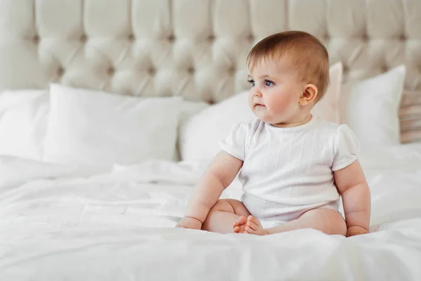 Little Girl Sit Bed — Stock Photo, Image