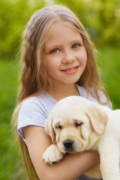 Niedliches Mädchen Mit Einem Labrador Welpen Freien — Stockfoto