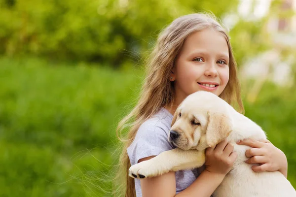 Niedliches Mädchen Mit Einem Labrador Welpen Freien — Stockfoto