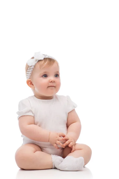 Bébé Est Assis Sur Sol Isolé Sur Blanc — Photo