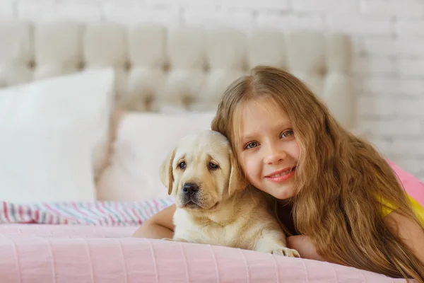 Śliczną Dziewczynkę Golden Retriever Pies Łóżku — Zdjęcie stockowe