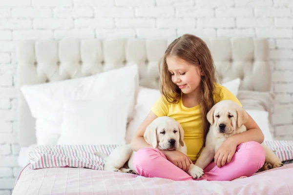 Śliczną Dziewczynkę Golden Retriever Pies Łóżku — Zdjęcie stockowe