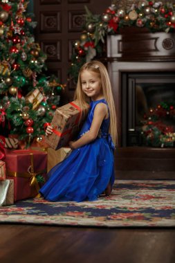 Mavi elbiseli küçük sarışın kız, yeni yıl